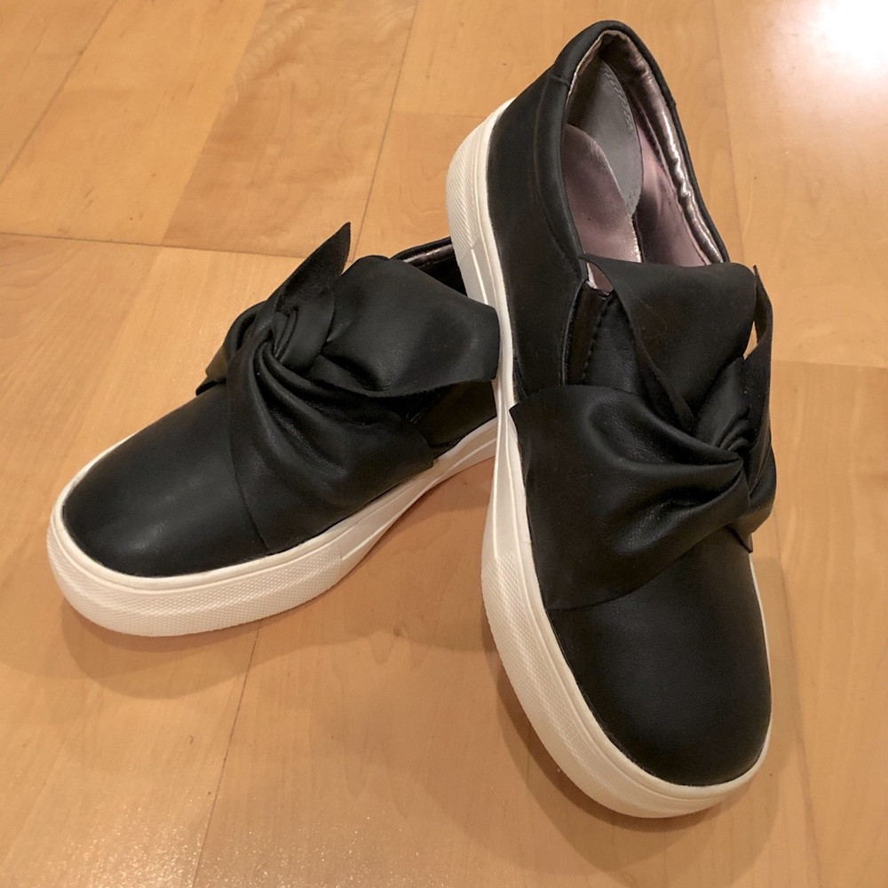 Girls Nina Sneakers with Bow
Brand new size 4